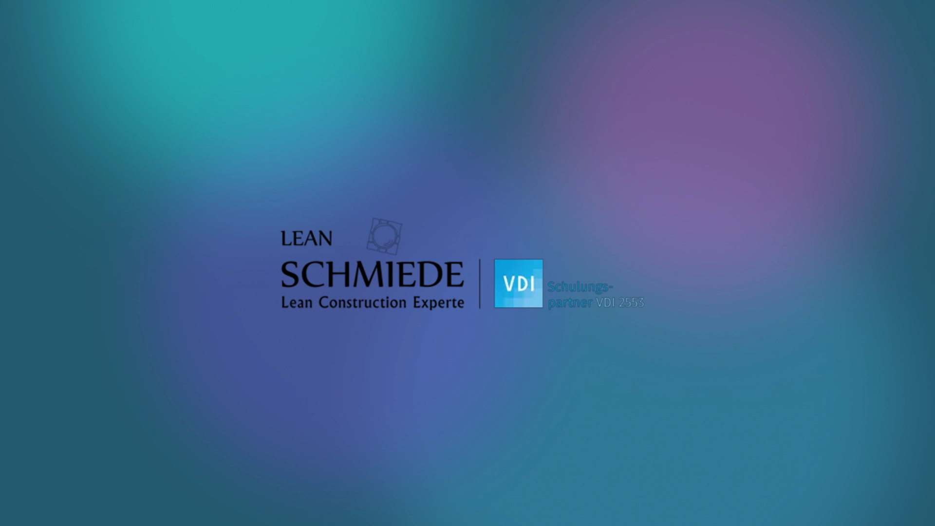 LEAN SCHMIEDE-Logo mit VDI 2553 Schulungspartner-Logo auf einem Hintergrund mit Blau- und Lilatönen